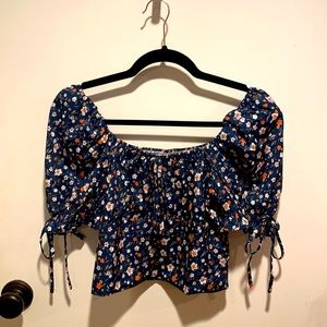 Cropped Ruched puff-sleeved floral top